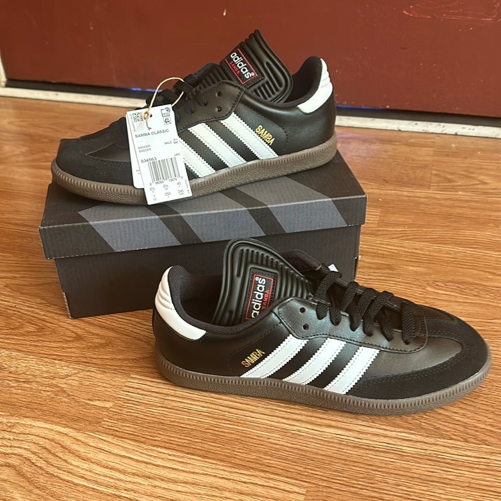 Adidas Samba classic . Brand new!! Size US men’s 7 women’s 8.5